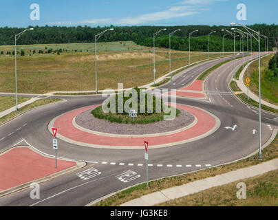 Rond-point : une route circulaire élimine des panneaux d'arrêt et de flux de trafic continu permet à une intersection dans le sud du Wisconsin. Banque D'Images