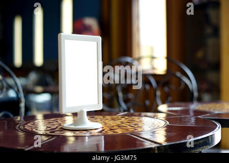 Mock up menu frame stand on table in restaurant Banque D'Images