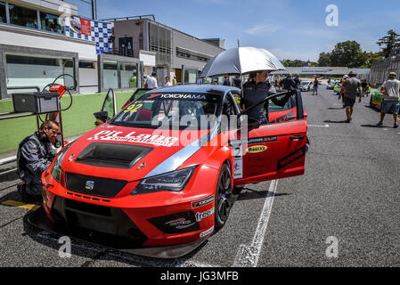 Seat Leon Cupra Cup, course, voiture pilote Carlotta Fedeli sur le circuit grille de départ avant la course de ligne Banque D'Images