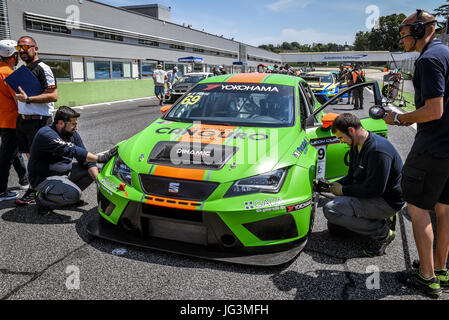 Seat Leon Cupra Cup, course, voiture pilote Franco Fumi sur le circuit grille de départ avant la course de ligne Banque D'Images