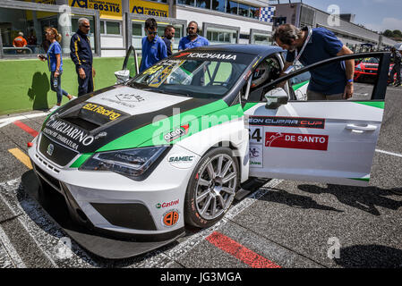 Seat Leon Cupra Cup, pilotes Gabriele Volpato et Lorenzo Nicoli, voiture sur le circuit grille de départ de la ligne b Banque D'Images