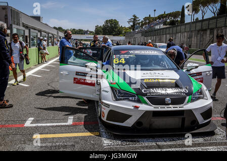 Seat Leon Cupra Cup, pilotes Gabriele Volpato et Lorenzo Nicoli, voiture sur le circuit grille de départ de la ligne b Banque D'Images