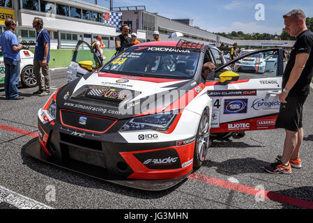 Seat Leon Cupra Cup, pilotes Gabriele Torelli et Matteo Greco voiture, sur le circuit grille de départ line up bef Banque D'Images