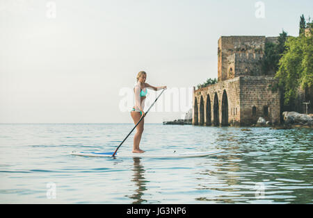 Belle jeune femme slavian pratique touristique paddle, Alanya Banque D'Images