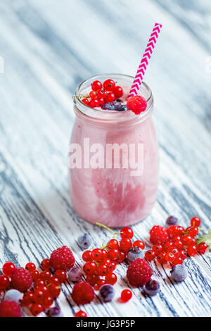 Rangée de milkshake aux fruits rouges pot de côté Banque D'Images