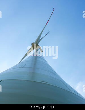 Extreme low angle shot d'une éolienne Banque D'Images