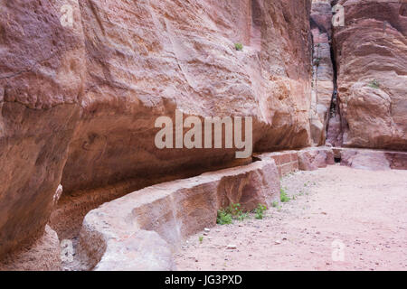 Canal d'eau à travers le siq, vu du sentier à Petra Banque D'Images