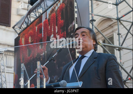 Rome, Italie. 01 juillet, 2017. D'anciens membres du Parti démocratique de gauche, associations, maires et représentants de l'Union européenne a participé le 1/7/2017 à Rome, sur la Piazza dei S.S. Apostoli au constituant manifestation du mouvement "ensemble", pour la construction d'un nouveau centre-gauche alternative au Parti démocratique. Dans ce photo Leoluca Orlando, maire de Palerme : Leo Crédit Claudio de Petris/Pacific Press/Alamy Live News Banque D'Images