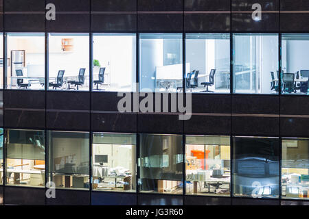 Les bureaux de grande hauteur vu de l'extérieur la nuit. Brisbane. L'Australie. Banque D'Images