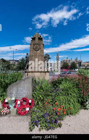 Le mémorial de guerre / cénotaphe à Bradford, West Yorkshire, sur une belle journée ensoleillée en 2017 Juillet Banque D'Images