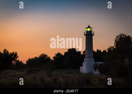 Possidi Possidi phare sur le cap sur l'Kasadnra, chalkidiki en Grèce. Banque D'Images