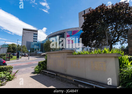 Le mémorial de guerre / cénotaphe à Bradford, West Yorkshire, sur une belle journée ensoleillée en 2017 Juillet Banque D'Images