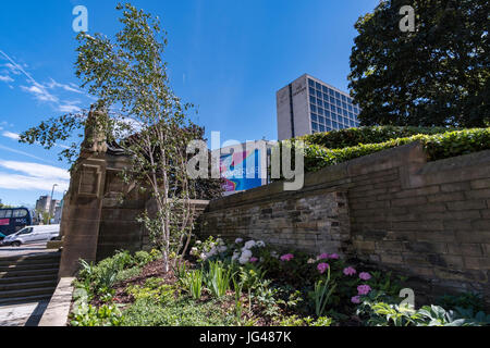 Le mémorial de guerre / cénotaphe à Bradford, West Yorkshire, sur une belle journée ensoleillée en 2017 Juillet Banque D'Images