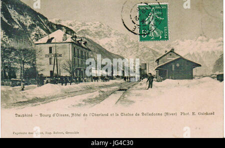 Papeterie des Alpes - Dauphiné - Bourg d'Oisans, l'Hôtel de l'Oberland et la chaîne de Belledonne (hiver) Banque D'Images