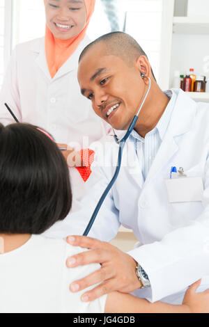 Enfants d'Asie enfants examens médecin avec stéthoscope. Banque D'Images