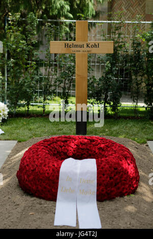 Speyer, Allemagne. 06Th Juillet, 2017. Une simple croix de bois avec son nom et ses dates de naissance et de mort est érigée sur la tombe de Helmut Kohl jusqu'à la tête à tête finale pierre sera érigée. La couronne de sa veuve Maike Kohl-Richter reste au-dessus de la tombe avec l'inscription "En amour, votre Maike'. Les gens viennent pour visiter la tombe de l'ancien chancelier allemand Helmut Kohl dans le parc d'Adenauer à spire et payer leur respect pour lui. Credit : PACIFIC PRESS/Alamy Live News Banque D'Images