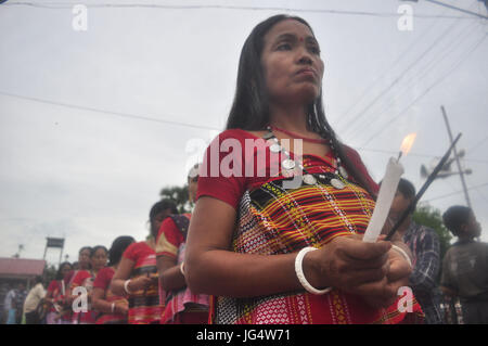 Saha abishai / Le Pictorium - Kharchi Puja festival en Inde - 01/07/2017 - Inde / / Agartala Tripura Tribal - les femmes font les rituels de 'Kharchi Puja" près de la rivière, près de Howrah Agartala (Inde du nord-est de l'Etat de Tripura, le Juin 01, 2017. Quatorze chef idoles, en argent et en laiton, sont adorés dans les sept jours de temps 'Kharchi Puja," la plus grande fête religieuse des Hindous dans l'Etat de Tripura tribal. Le gouvernement sponsors pendant la rituels Kharchi festival à l'égard de l'annexion accord signé avec Tripura pour préparer sa fusion avec l'union indienne en 1949pix S By-Abhisek Banque D'Images