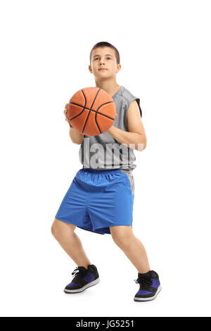 Portrait d'un garçon sur le point de jeter une basket-ball isolé sur fond blanc Banque D'Images