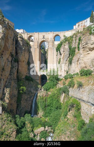 Puente Nuevo et la Gorge El Tajo grande chute d'eau dans la ville de Ronda en Espagne, la province de Malaga, Andalousie Banque D'Images