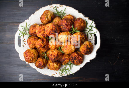 Boulettes frites servi sur une plaque blanche Banque D'Images