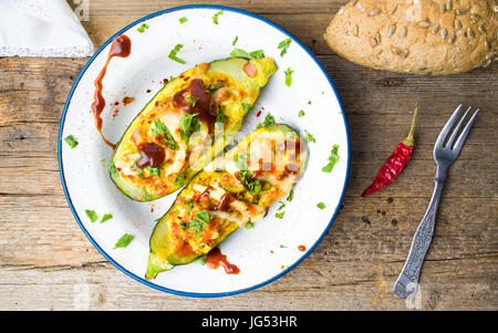 Aubergines farcies aux légumes servis sur une plaque Banque D'Images