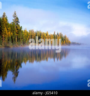 Matin d'automne mist rising du lac alva dans seeley-Swan Valley près de seeley lake, Montana Banque D'Images