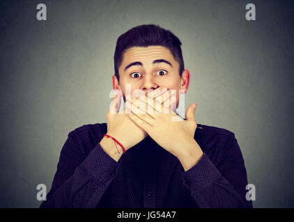 L'homme effrayé couvrant la bouche avec les mains Banque D'Images