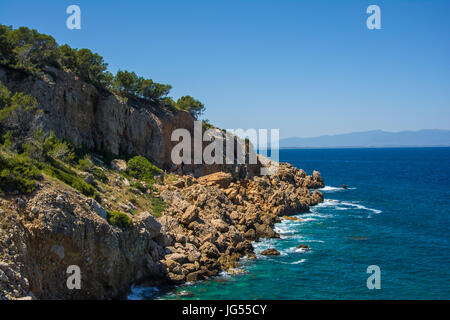 Rochers et arbres contre la mer Méditerranée sur une journée ensoleillée sur la Costa Brava Banque D'Images