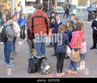 Street preacher bible discussion avec les enfants sur soapbox Banque D'Images