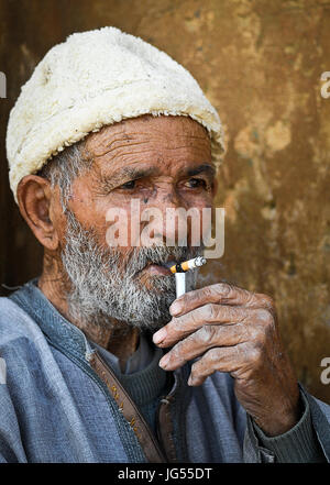 Le Maroc, un portrait d'un ​Man fumer une cigarette à Meknes. Banque D'Images