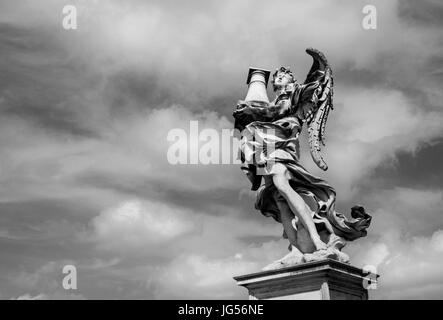 Statue Ange tenant la colonne Saint regarde le ciel céleste sur Sant'Angelo Bridge dans le centre de Rome (noir et blanc) Banque D'Images