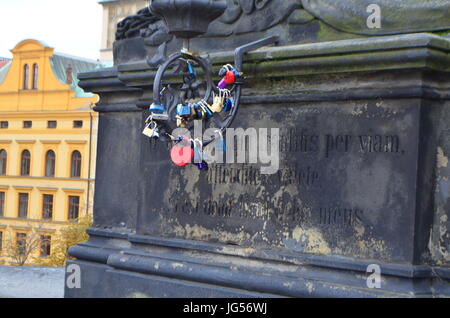 Close Up of Love Promise des serrures à pont Charles à Prague, République Tchèque Banque D'Images