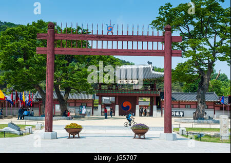 Square à l'entrée au patrimoine mondial de l'Unesco vue la forteresse de Suwon, Corée du Sud Banque D'Images