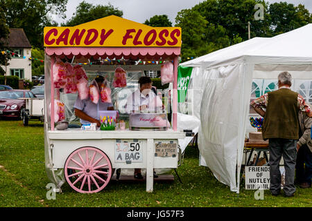 Une femme vend la barbe à papa à partir d'un stand Mobile coloré, Nutley Fête du Village, Nutley, Sussex, UK Banque D'Images