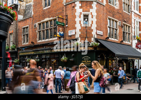 Les gens de Shopping dans Carnaby Street, London, UK Banque D'Images