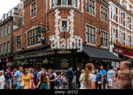 Les gens de Shopping dans Carnaby Street, London, UK Banque D'Images