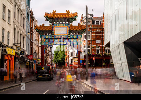Le nouveau Chinatown Gate sur Wardour Street, l'entrée de Chinatown, Londres, UK Banque D'Images