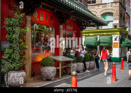 Un restaurant chinois et un supermarché, Gerrard Street, Chinatown, Londres, UK Banque D'Images