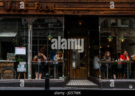 Les personnes mangeant de la nourriture vietnamienne dans le Viet Food, Wardour Street, London, UK Banque D'Images