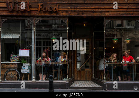 Les personnes mangeant de la nourriture vietnamienne dans le Viet Food, Wardour Street, London, UK Banque D'Images