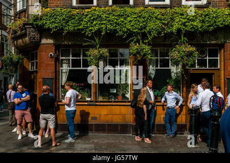 Le Blue Posts Pub, Berwick Street, Soho, London, UK Banque D'Images