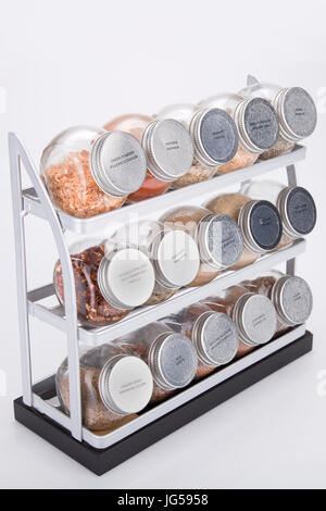 Étagères d'épices sur une surface blanche. Spice rack isolé sur fond blanc. Banque D'Images