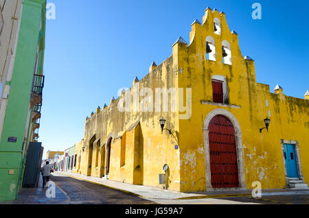 L'église et de l'architecture coloniale jaune à Campeche, Mexique Banque D'Images