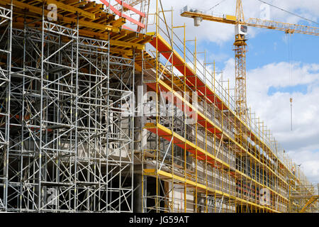 Nouveau bâtiment construction stite - échafaudages et grue sur le site bulding Banque D'Images