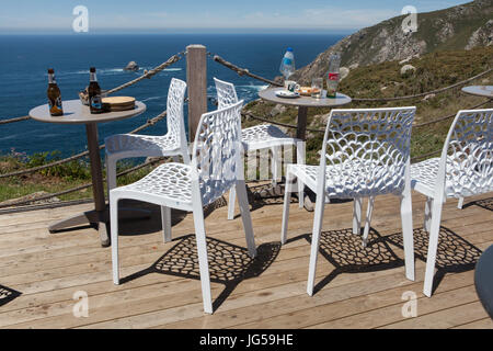 Terrasse de café sur la côte de l'Océan Atlantique sur le cap Finisterre (Cabo Fisterra) en Galice, Espagne. Banque D'Images