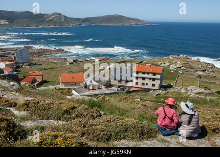 Ville de Muxia, sur la côte de l'océan Atlantique, connu sous le nom de la Costa de la Muerte (côte de la mort), illustrée de l'Monte Corpiño en Galice, Espagne. Banque D'Images