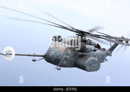 La Marine américaine d'un MH-53E Sea Dragon effectue un ravitaillement aérien hélicoptère lors d'un vol d'entraînement sur l'océan Atlantique près de la Marine Corps Air Station Cherry Point le 21 juin 2017 dans la région de Cherry Point, Caroline du Nord. (Photo par Skyler Pumphret Planetpix via) Banque D'Images