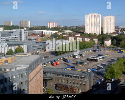 Vue panoramique sur les toits de Glasgow avec des tours d'appartements haut conseil, Glasgow Caledonian University en arrière-plan, la gare routière Buchanan en premier plan Banque D'Images