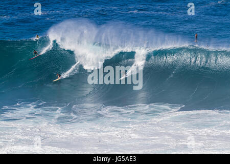 Oahu, Hawaii waimea bay surf sur la Côte-Nord au cours d'une grande houle Banque D'Images