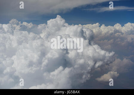 Haut de grands nuages de blue sky air plane Banque D'Images